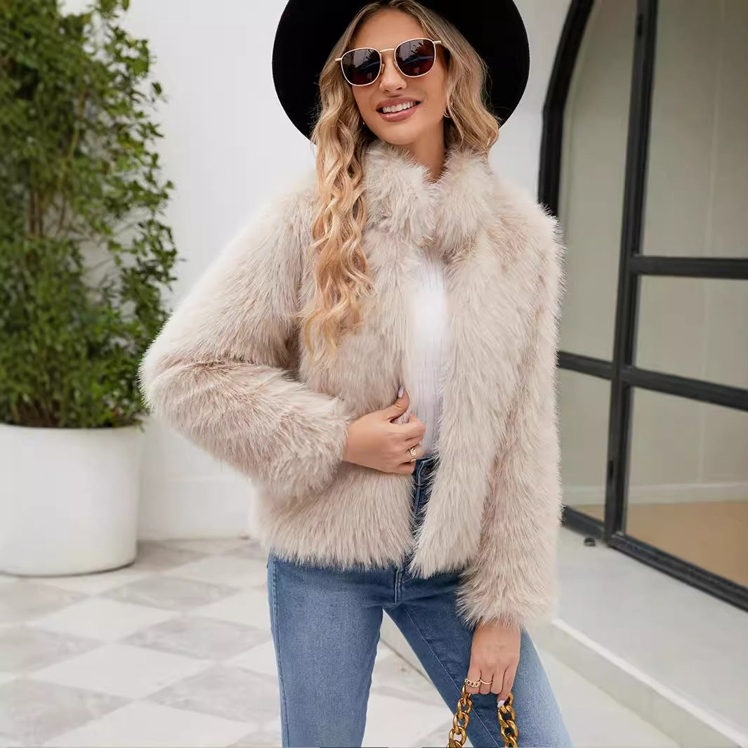 Luxurious short women's jacket in faux fur with a trendy collar Lune London