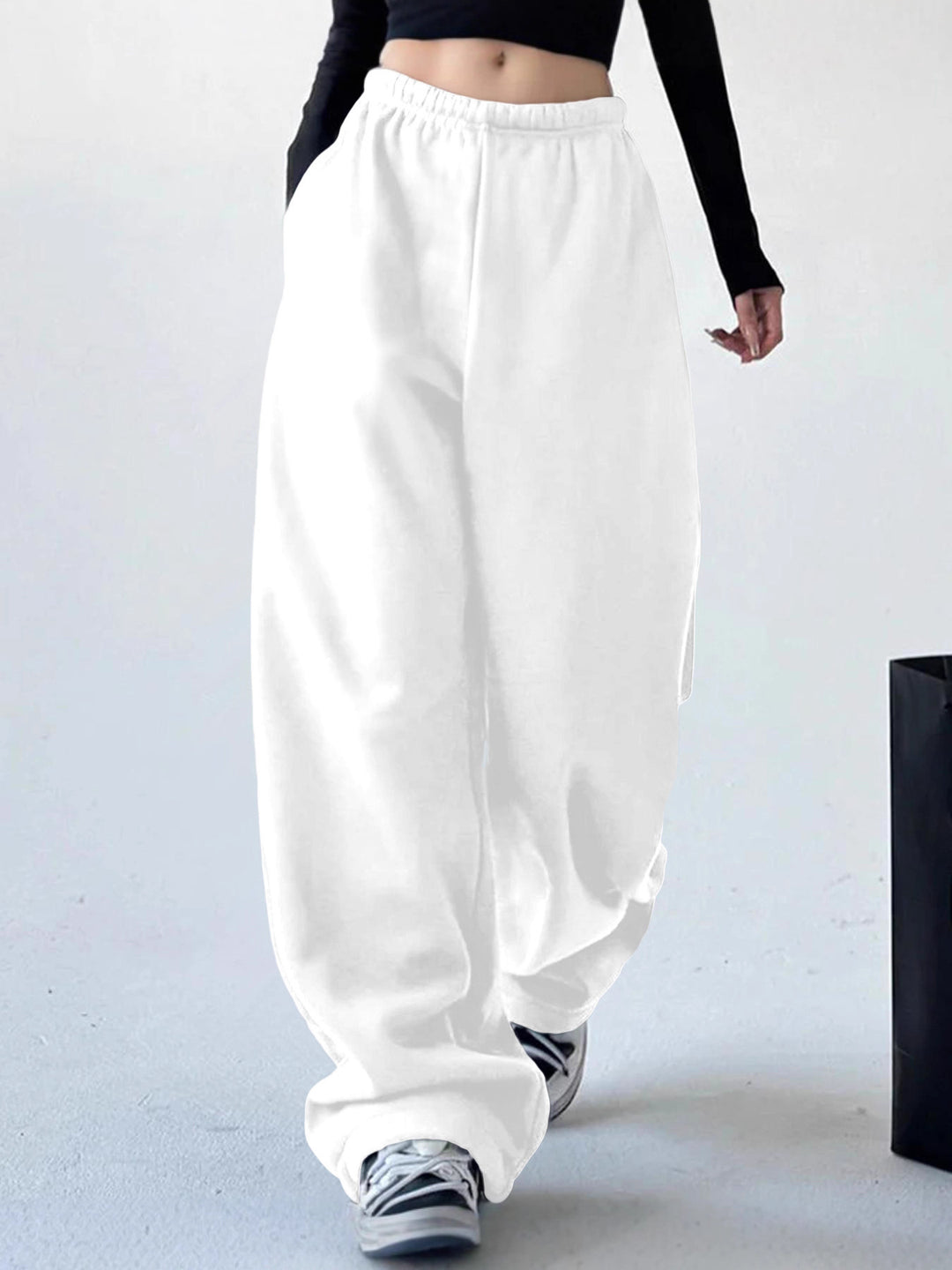 Loose leisure pants for women with elastic waistband and side pockets Lune London