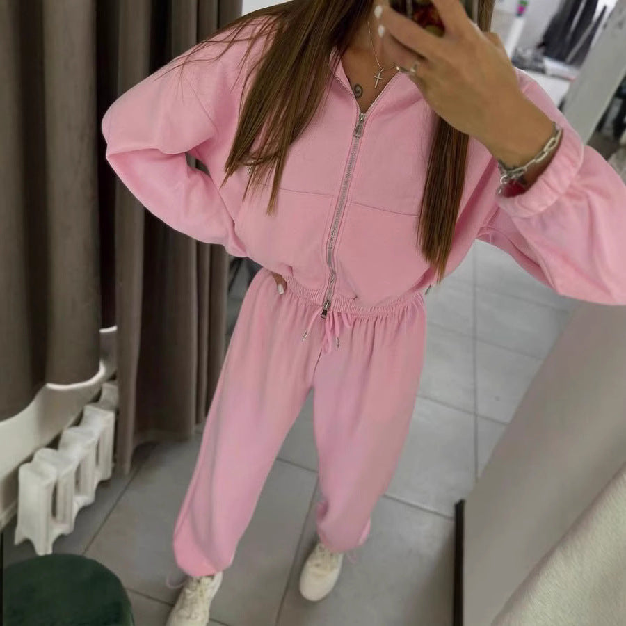 Women's sporty hoodie set with cropped top and comfortable joggers Chic & Stil