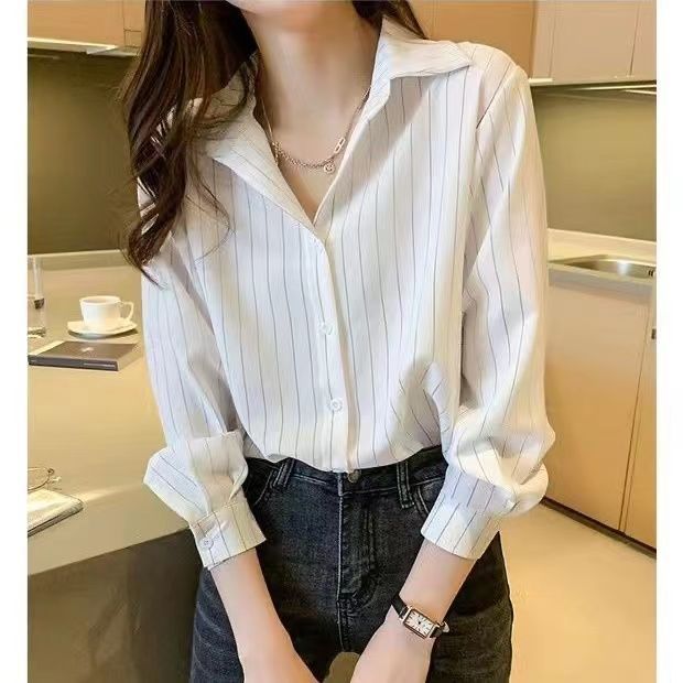 Blouse élégante pour femmes avec un motif rayé fin Chic & Stil