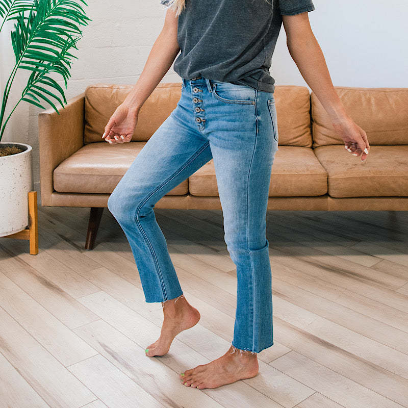 Women's High-Waisted Jeans in Used Look with Button Placket and Frayed Hems Lune London