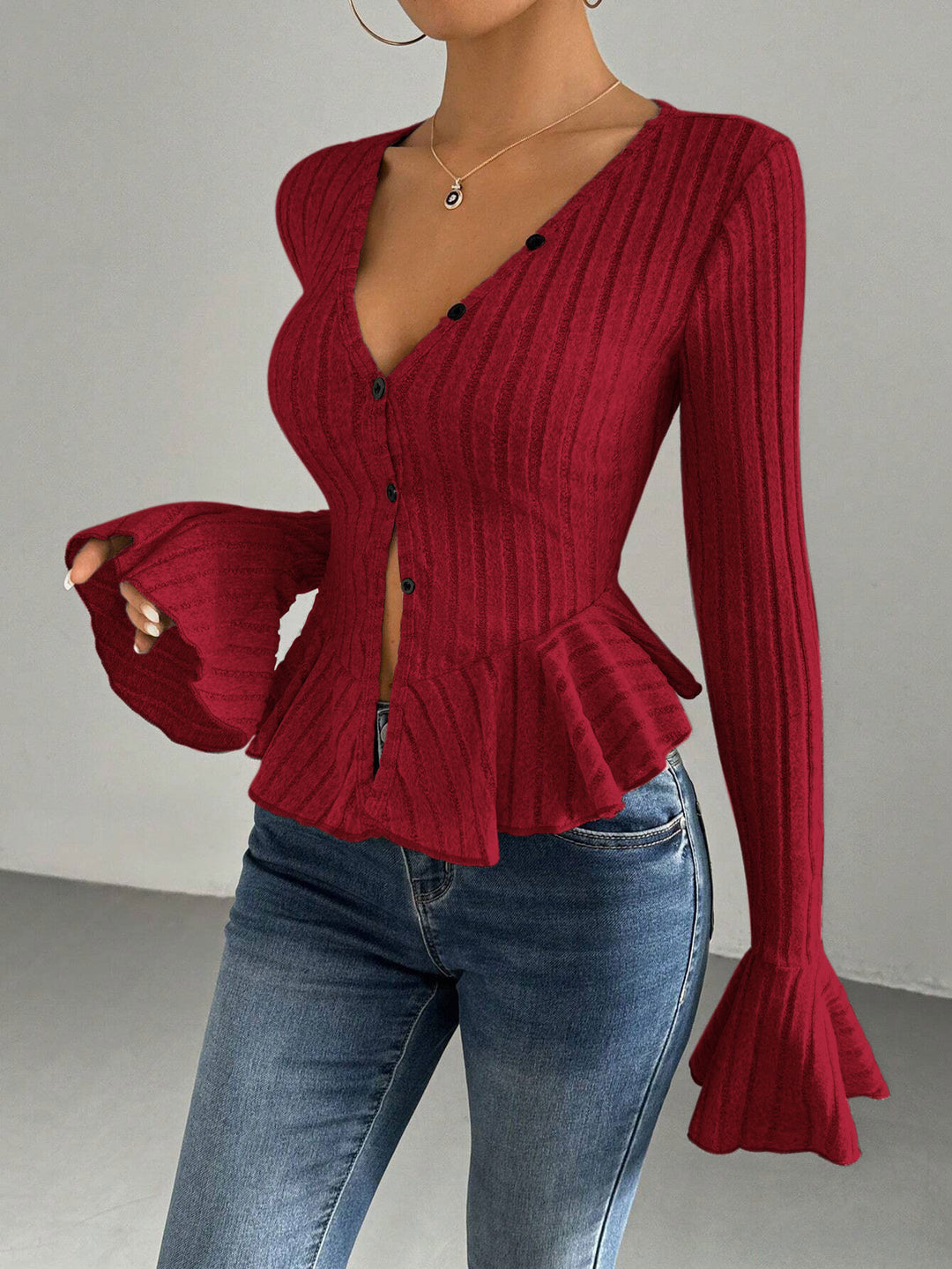 Cardigan féminin à la mode avec silhouette cintrée et détails de volants décoratifs Chic & Stil
