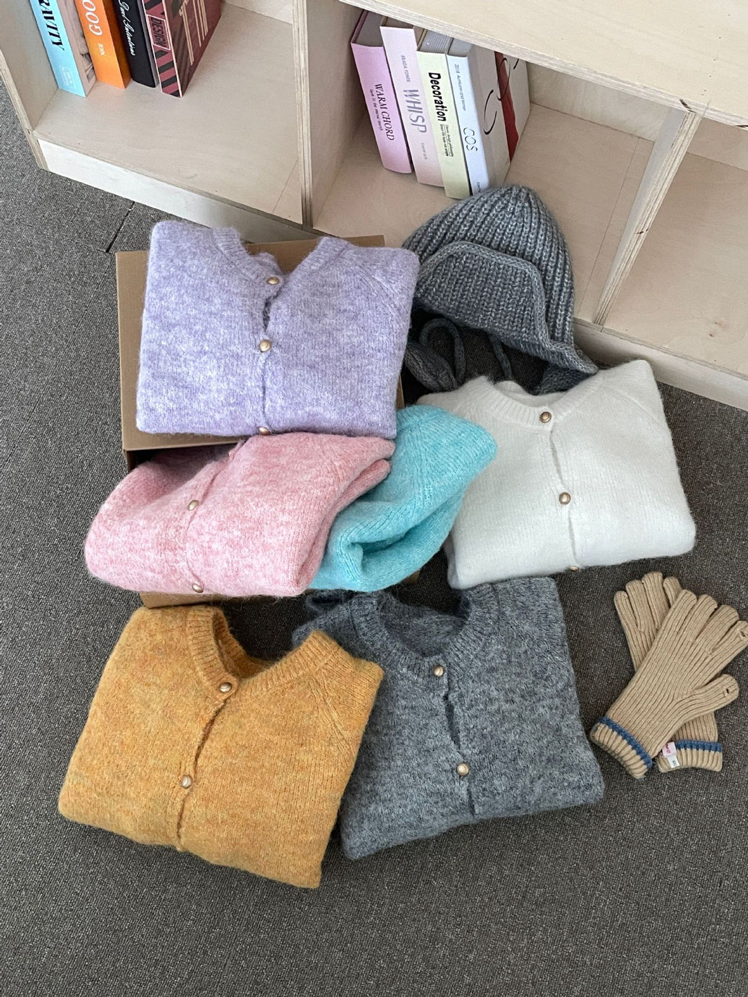 Cardigan en tricot moelleux pour femmes avec un col rond confortable et de vrais boutons Chic & Stil