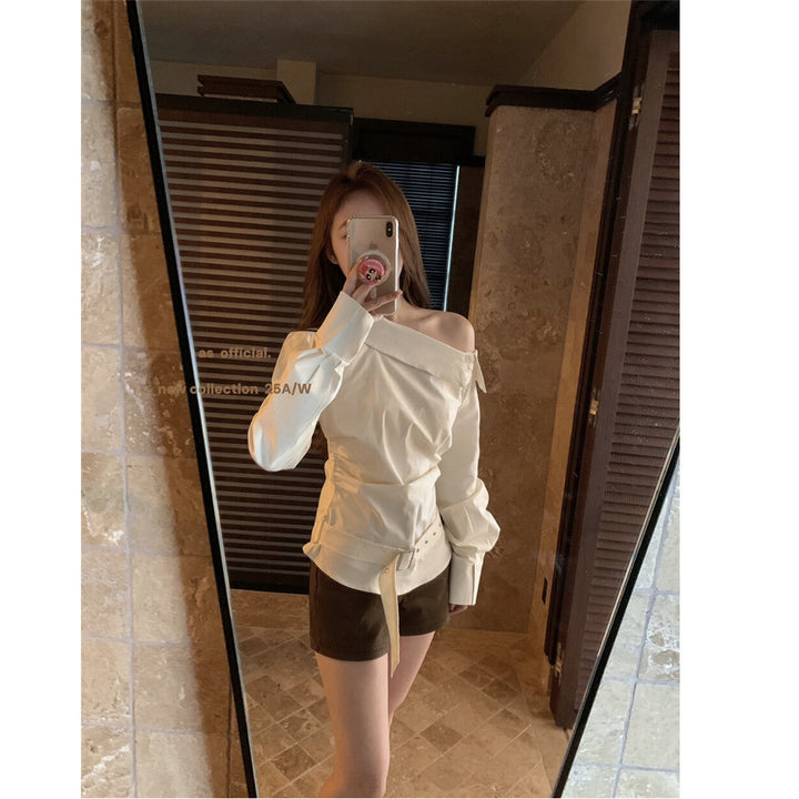 Women's elegant off-shoulder top with decorative belt Chic & Stil
