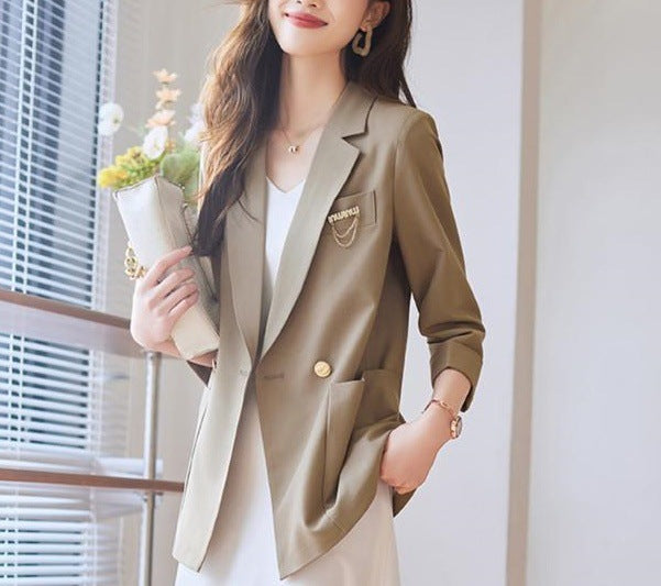 Blazer féminin à la mode avec des détails de bouton élégants Chic & Stil