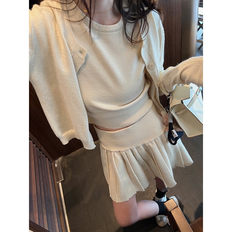 Robe tricot à manches courtes pour femmes avec jupe plissée et encolure ronde Chic & Stil
