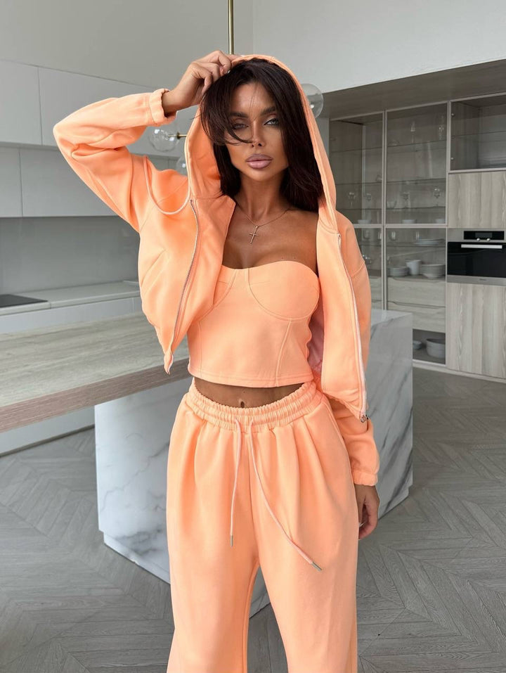 Lune London sporty-elegant lounge set for women with a cropped top and wide pants