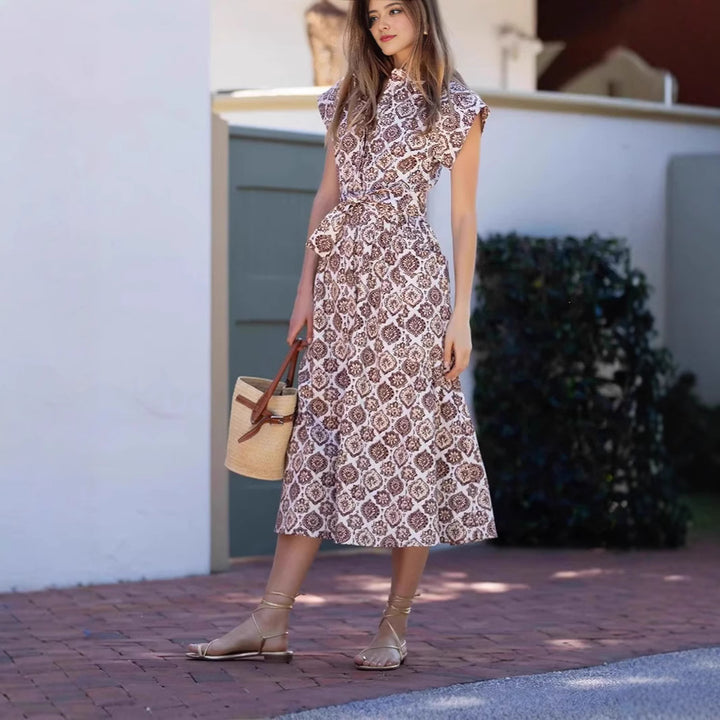 Maxi dress for women with an elegant floral pattern and a chic waist refinement