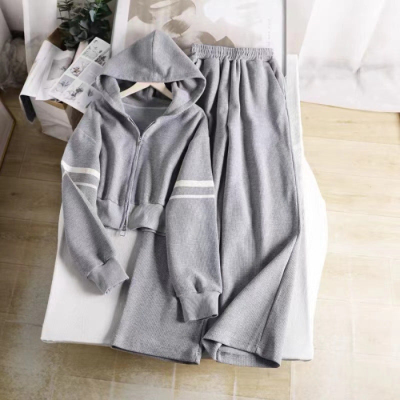 Women’s leisure hoodie and wide-cut jogging pants combination with practical zipper Chic & Stil