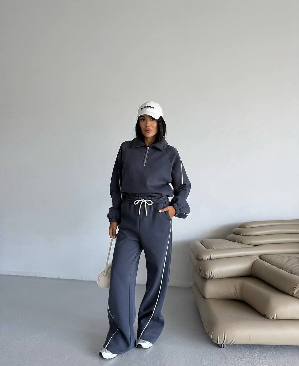 Women's sports set with high collar and loose fit Lune London