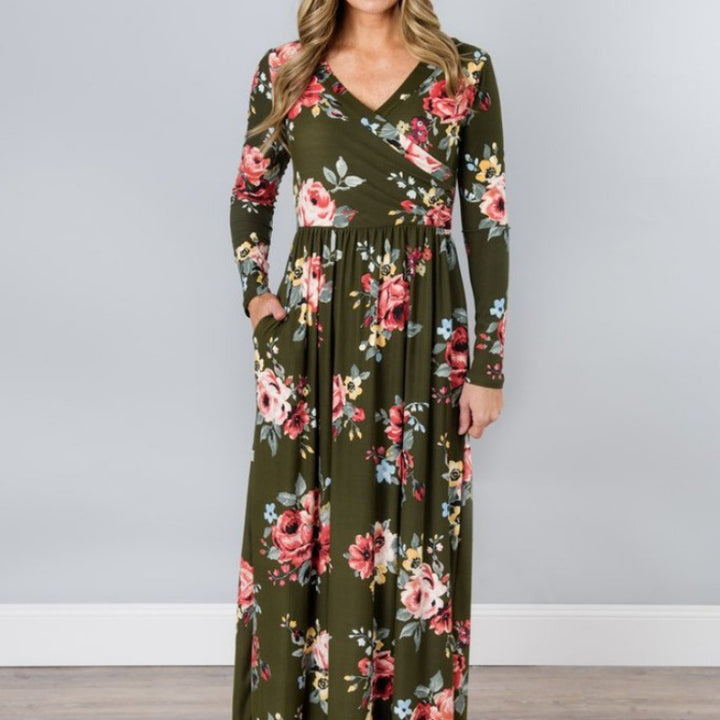 Robe maxi pour femmes avec design floral enroulé et manches longues Chic & Stil