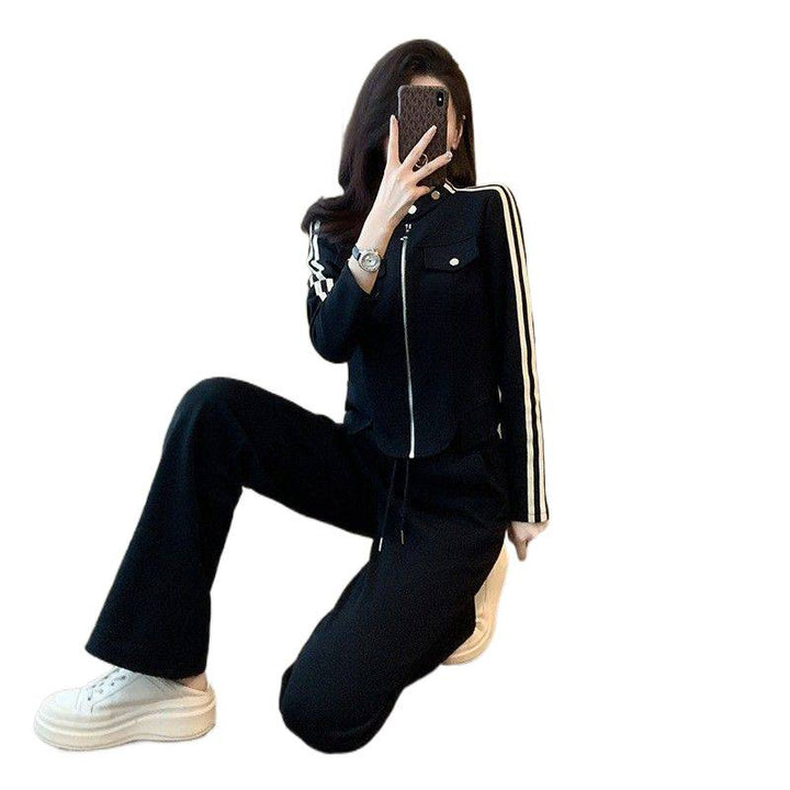 Women's sporty leisure suit set with fashionable zipper and wide-cut trousers Chic & Stil