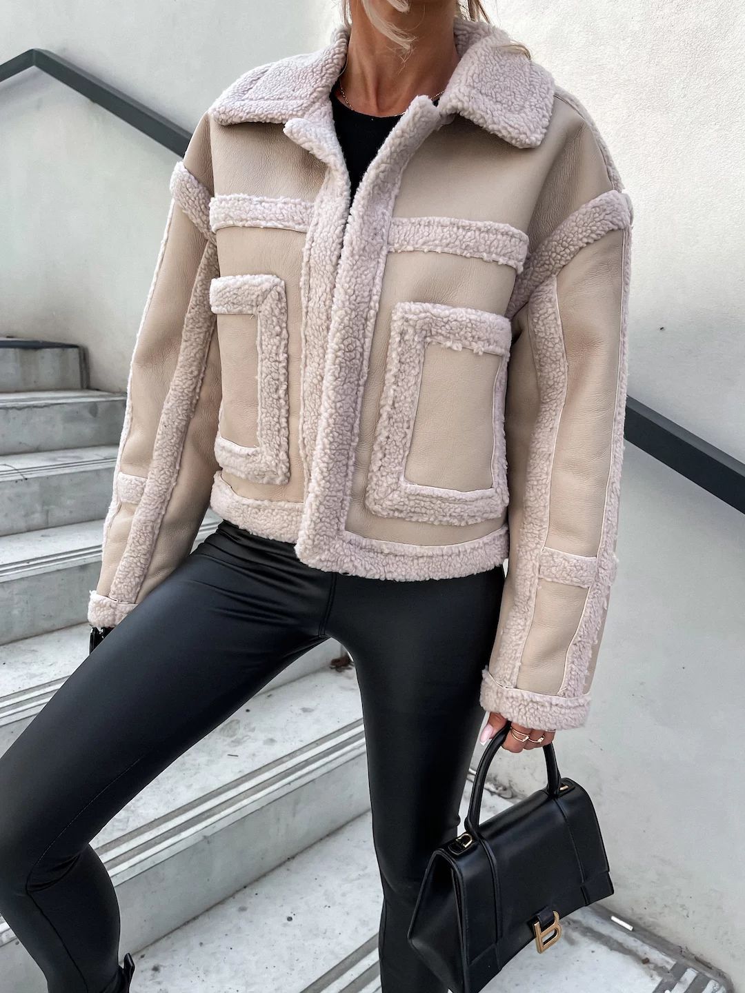 Veste en faux cuir pour femmes avec doublure en polaire chaude et accents contrastés Chic & Stil