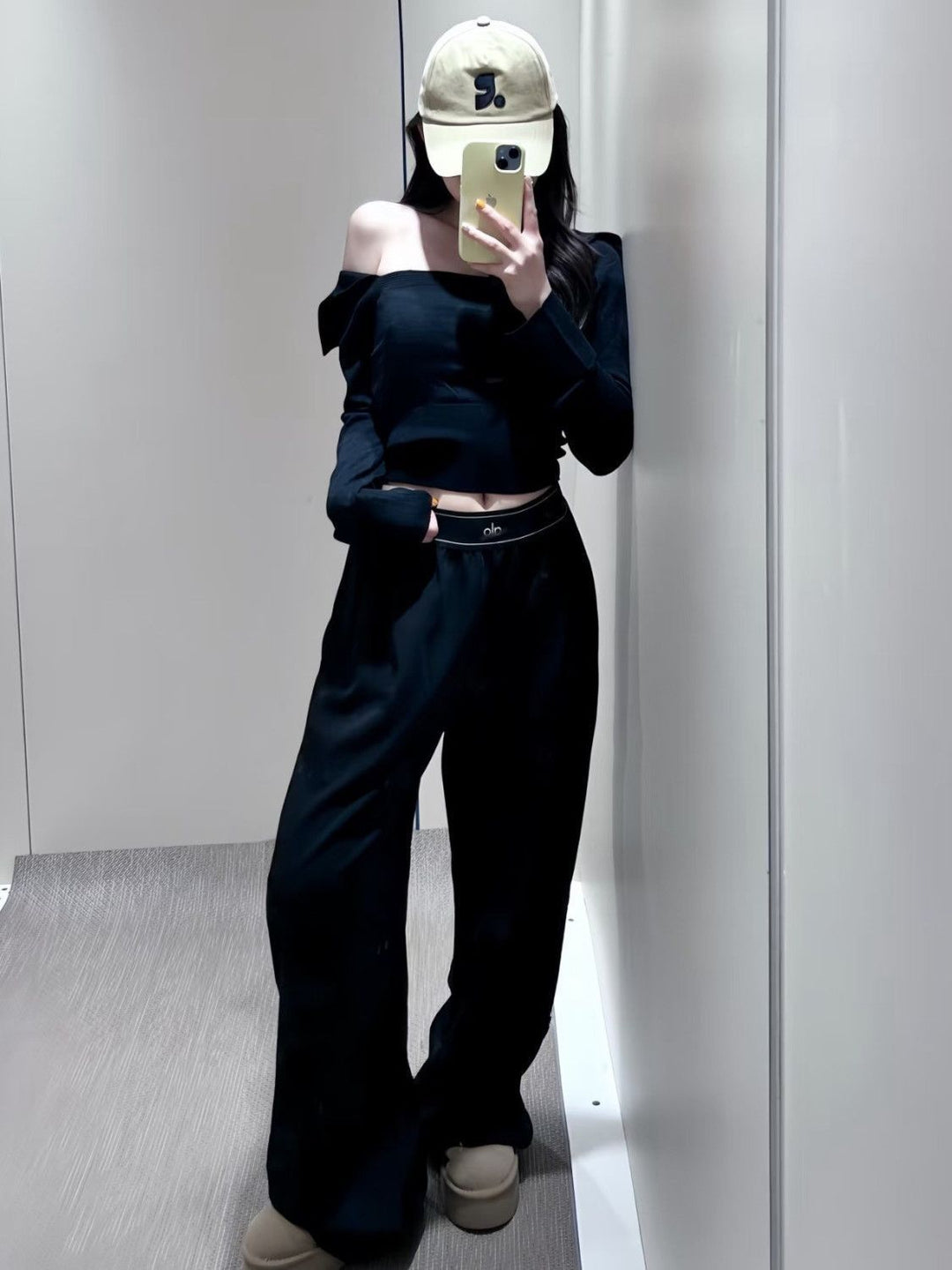Women's wide sports trousers with elastic waistband and side pockets Chic & Stil