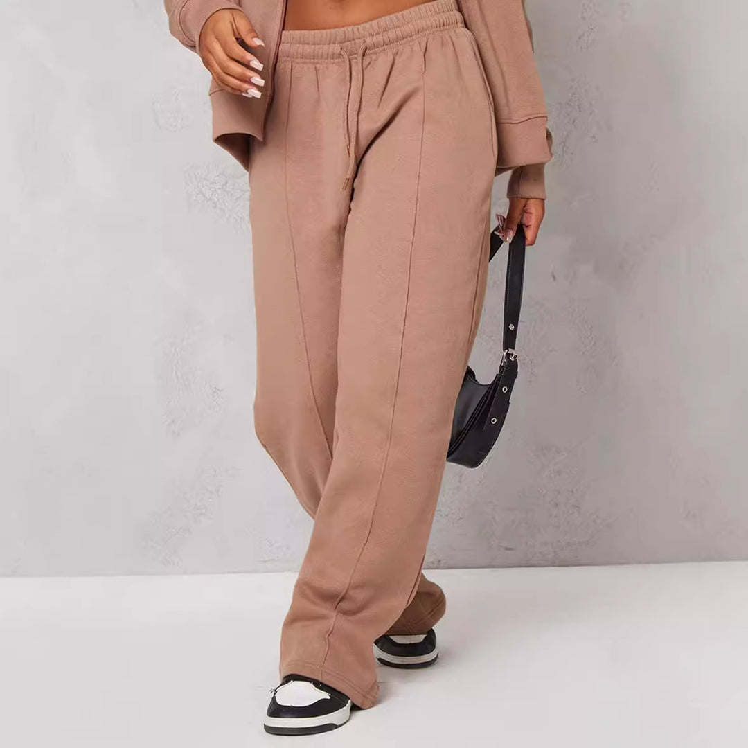 Sporty leisure pants for women with wide legs and comfortable elastic waistband Lune London