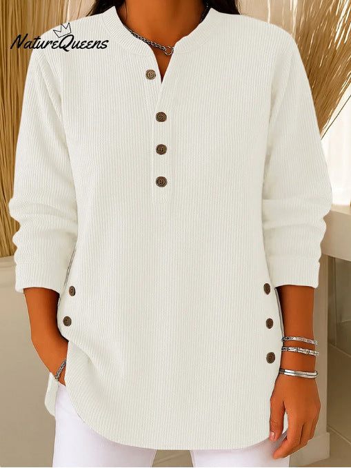 Chemise à manches longues pour femmes avec patte de boutonnage et détails modernes de boutons sur les côtés Chic & Stil