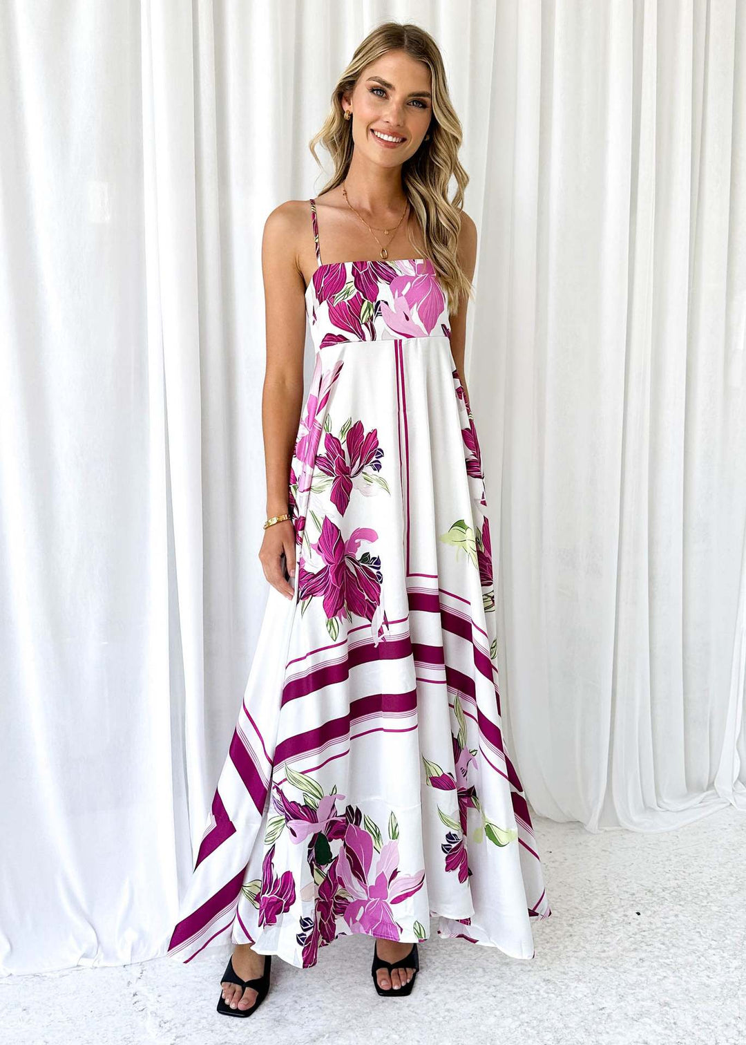 Maxi dress for women with an airy cut and modern graphic accents Chic & Stil