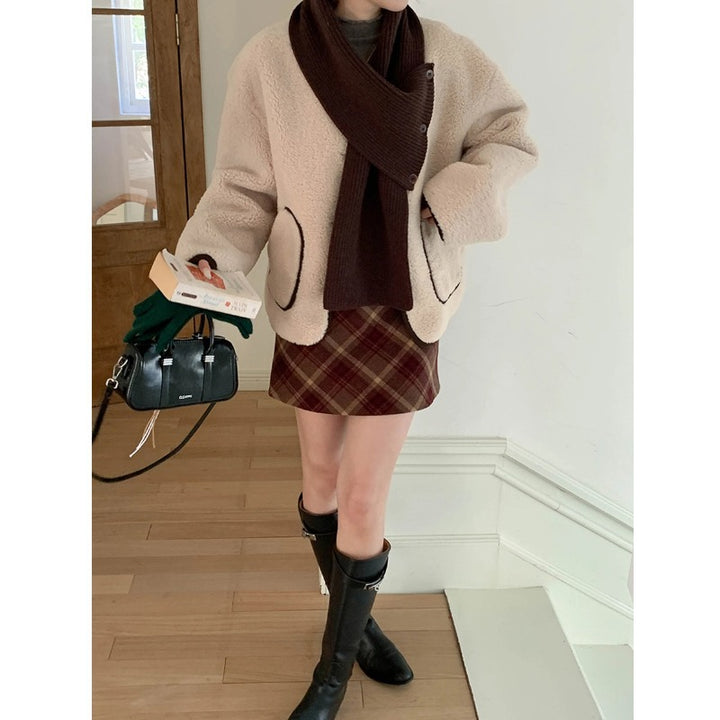 Ladies fashionable mini skirt with checkered structure and side pockets Chic & Stil