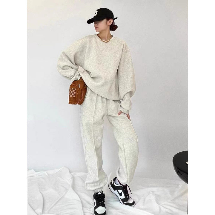 Women's Comfortable Oversized Sweatshirt and Jogger Set with Elastic Waistband and Side Pockets Chic & Stil