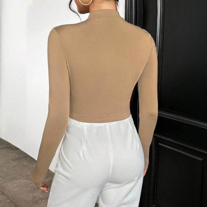 T-shirt court à manches longues pour femmes avec drapage asymétrique et col montant élégant Chic & Stil