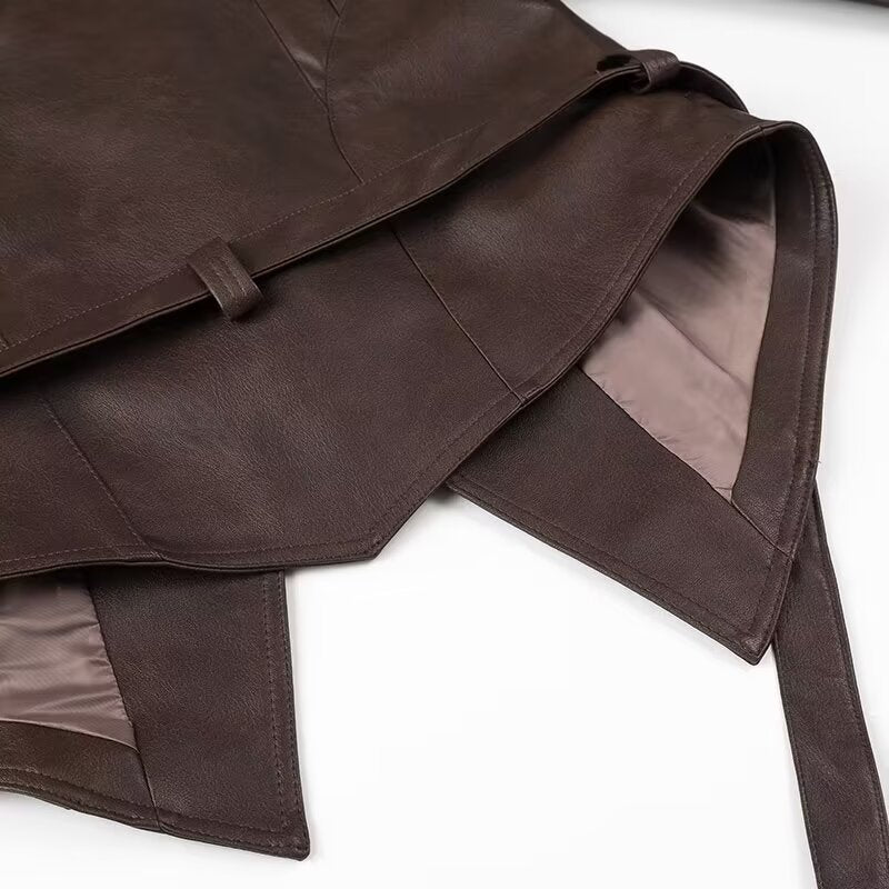 Veste blazer en faux cuir pour femmes avec détail de ceinture décoratif et col généreux Chic & Stil