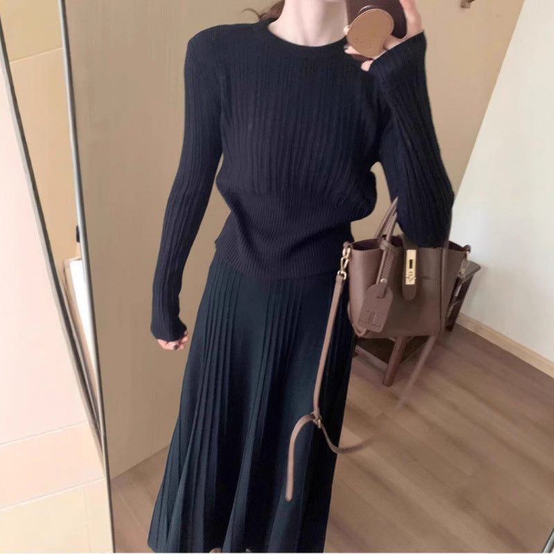 Ensemble en tricot pour femmes avec jupe plissée et pull ton sur ton Chic & Stil