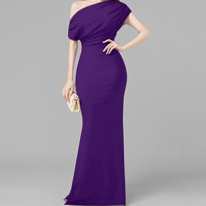 Robe maxi élégante pour femme avec décolleté asymétrique et coupe ajustée Chic & Stil