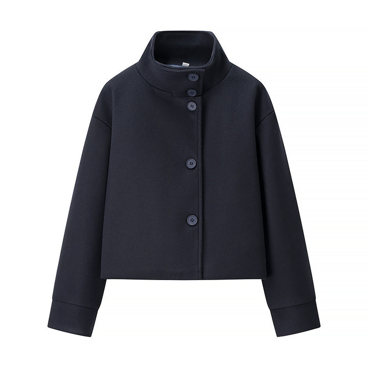 Veste féminine à la mode avec un élégant col montant et de jolis détails de boutons Chic & Stil
