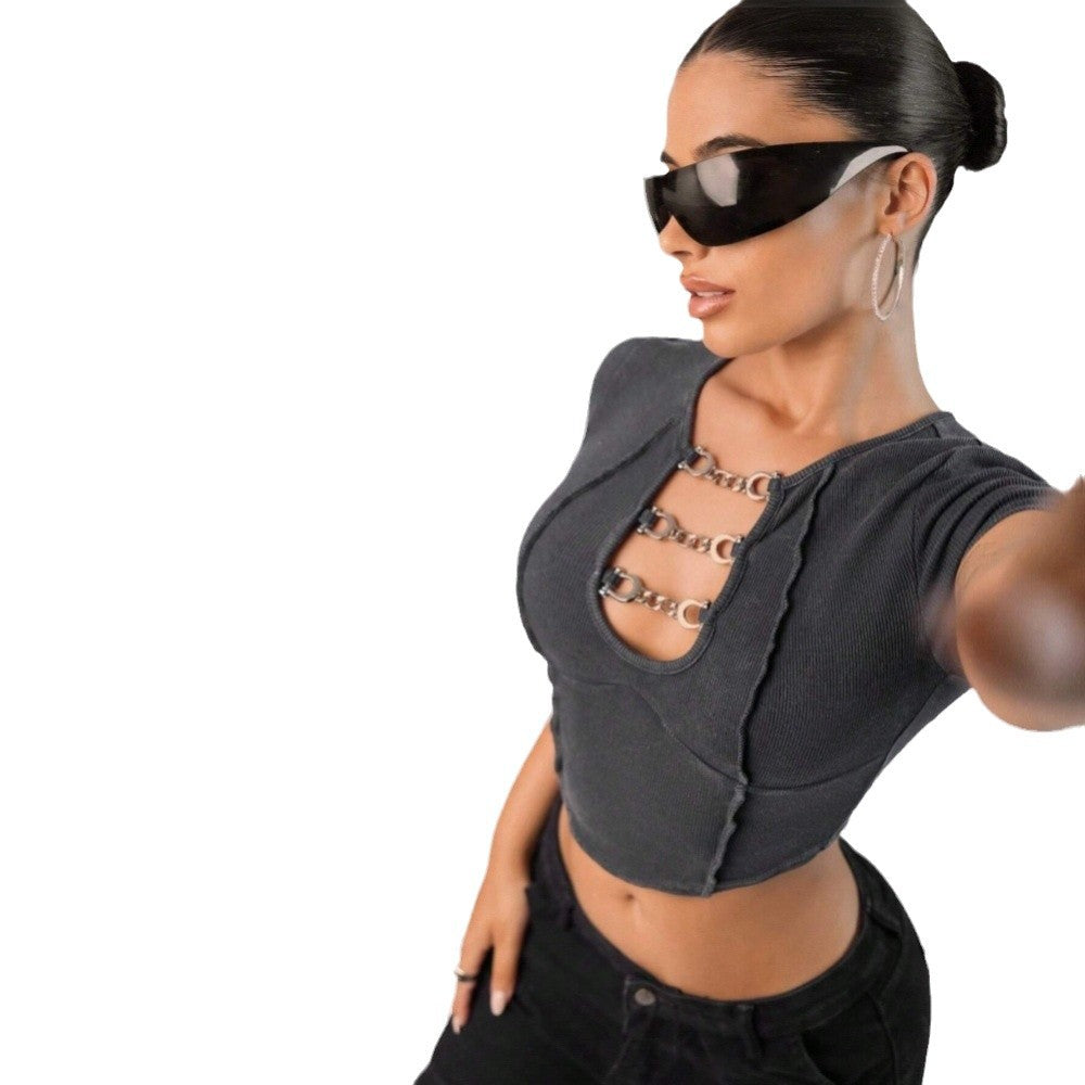 Short top for women with decorative chain accents and fitted cut Chic & Stil