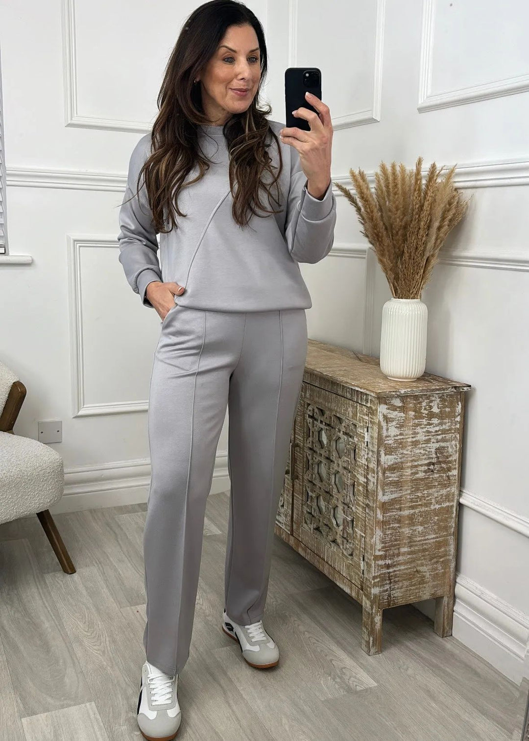 Lune London women's sporty lounge set with elastic waistband and modern cut