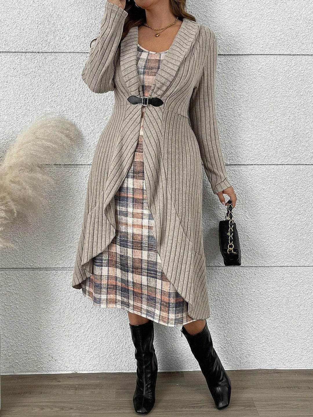 Women’s knitted jacket with asymmetrical hem and trendy closure Lune London