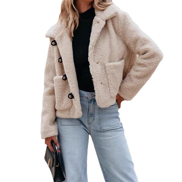 Veste en fourrure pour femme au design décontracté avec des détails de boutons et des poches pratiques Chic & Stil