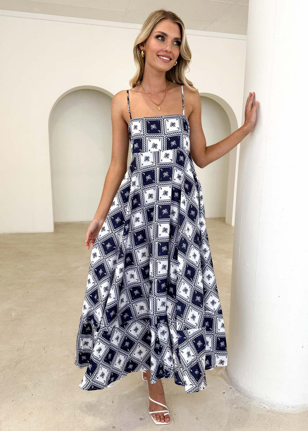 Maxi dress for women with an airy cut and modern graphic accents Chic & Stil