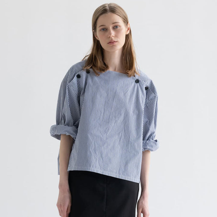 Blouse féminine à la mode avec des détails de bouton innovants Chic & Stil