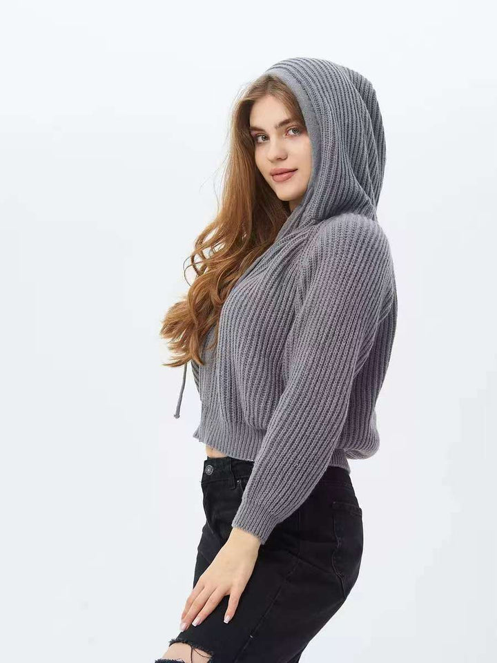 Sweat à capuche court pour femmes en matériau en tricot côtelé doux avec des cordons pratiques Chic & Stil