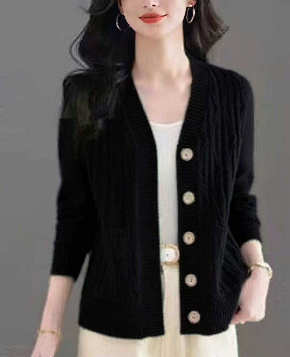Cardigan pour femmes avec un motif à cables fins et poches pratiques Chic & Stil