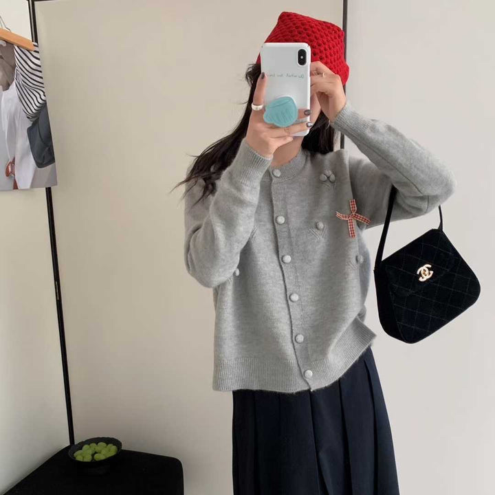 Cardigan féminin à la mode avec détails décoratifs Chic & Stil