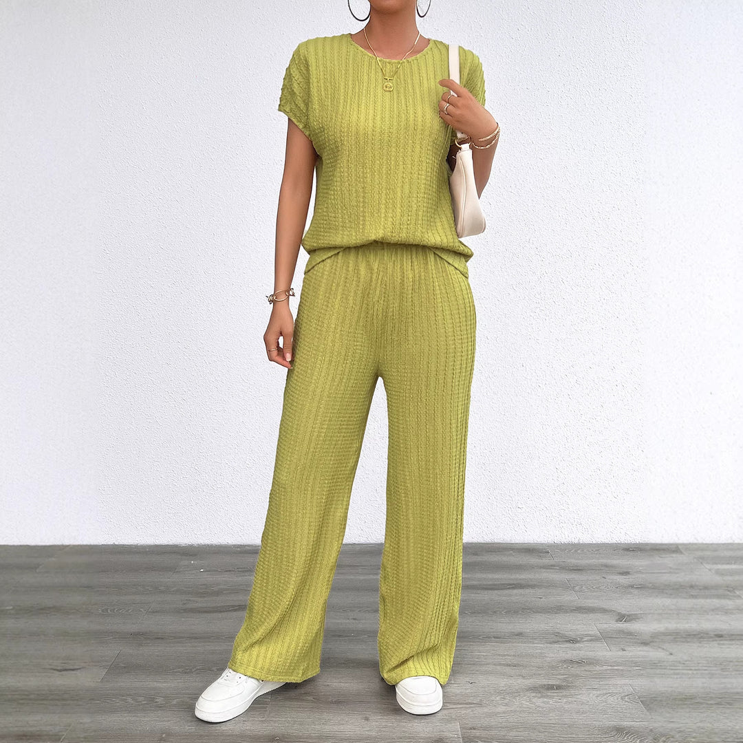 Comfortable loungewear set for women with stylish expandable details Chic & Stil