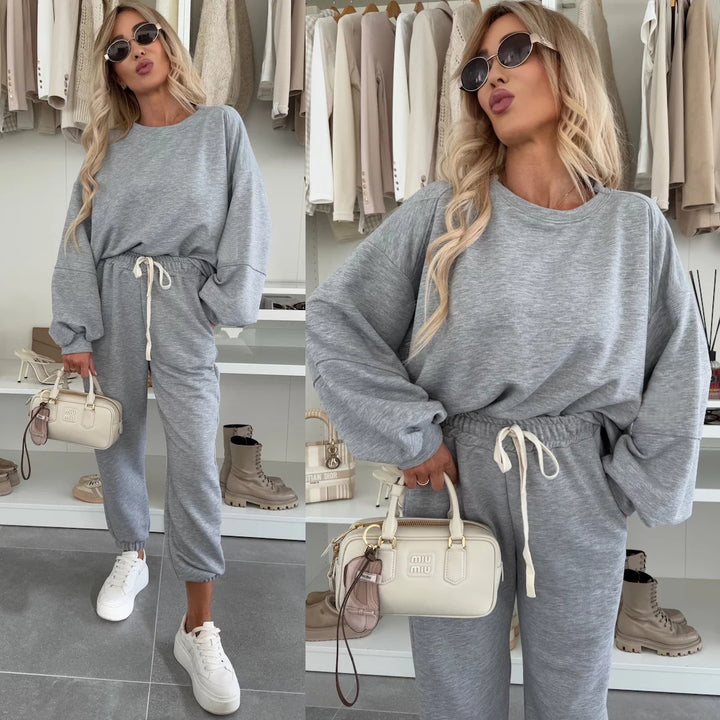 Ladies comfortable tracksuit made of high-quality cotton blend with drawstring and loose fit Lune London