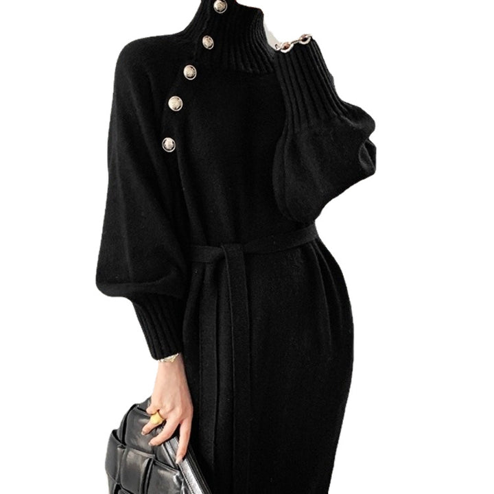Robe tricotée élégante pour femme avec col haut à la mode et boutons décoratifs Chic & Stil
