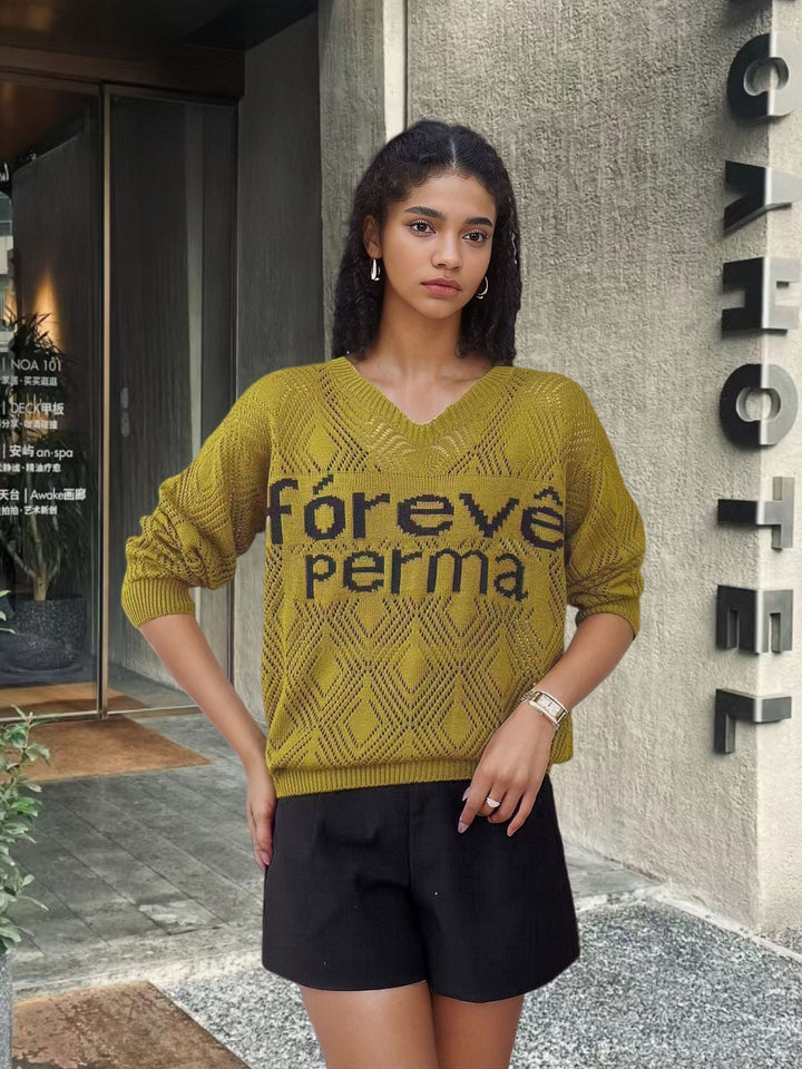 Trendy knitted sweater for women with a creative honeycomb pattern and a textured detail Lune London