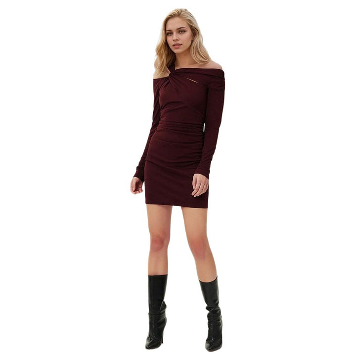 Robe mini ajustée pour femmes avec décolleté asymétrique et manches longues Chic & Stil