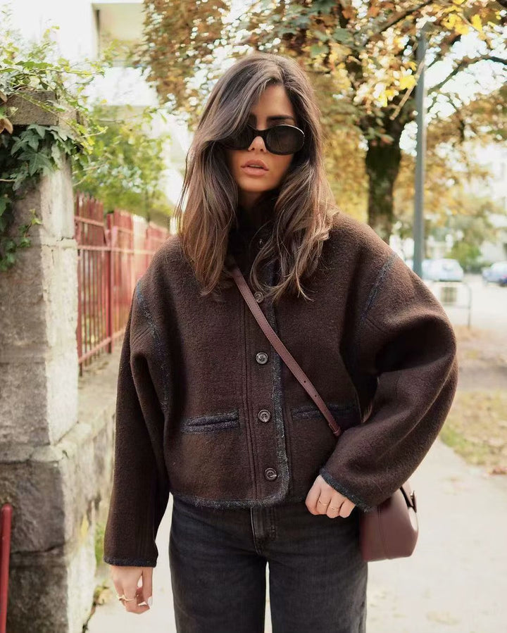 Veste de mode femme avec détails de boutons élégants et coutures contrastées Chic & Stil