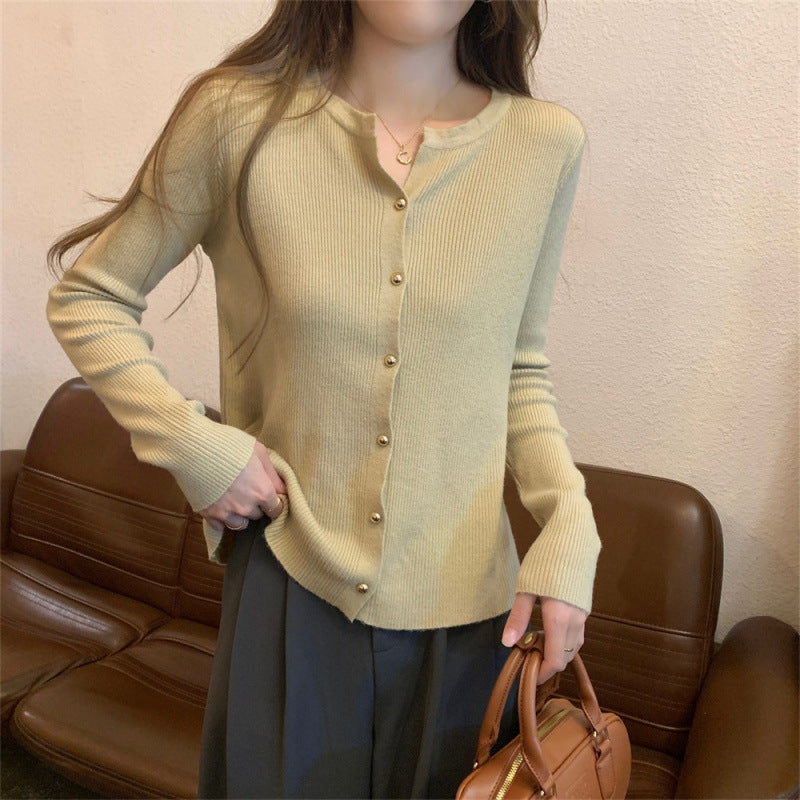 Cardigan en tricot élégant pour femmes avec détails en boutons et structure en fine côtes Chic & Stil