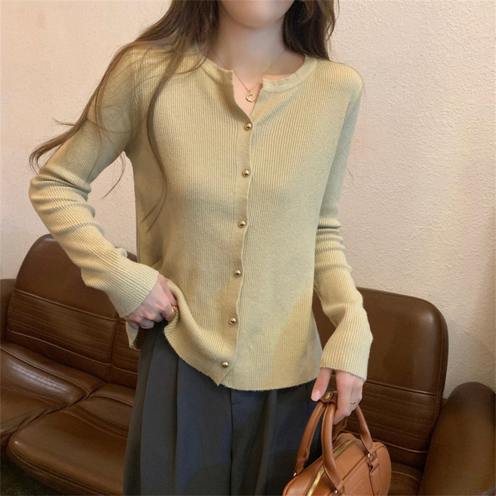 Cardigan en tricot élégant pour femmes avec détails en boutons et structure en fine côtes Chic & Stil
