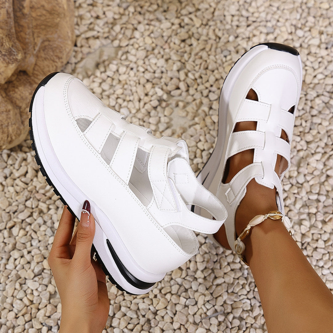 Comfortable sandals for women with fashionable crisscross straps and a breathable upper material Lune London.