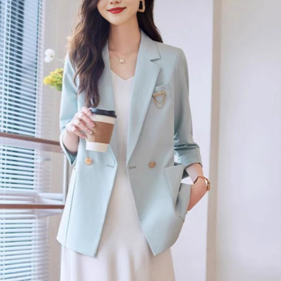 Blazer féminin à la mode avec des détails de bouton élégants Chic & Stil