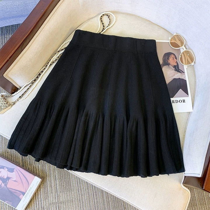 Pleated skirt for women with an elegant bell shape Lune London