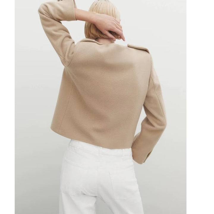 Short women's jacket with practical pockets and elegant button details Lune London