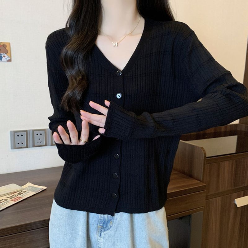 Cardigan pour femmes avec décolleté en V et détails de bouton Chic & Stil